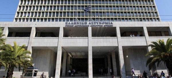 Τόσο μπ@@ρδέλο είμαστε! Με καταρρίχηση σαν αράχνη την κοπάνησε η 15χρονη απο τη ΓΑΔΑ κάτω από τη μύτη των αστυνομικών!
